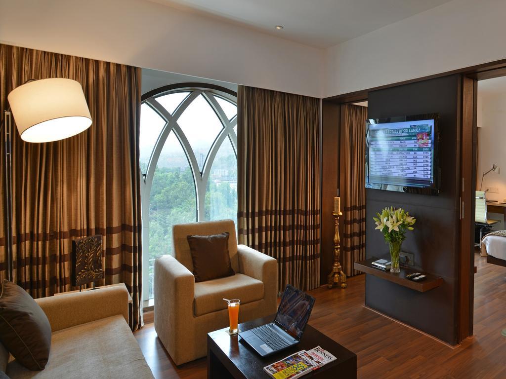 Majestic Court Sarovar Portico Navi Mumbai Exteriör bild