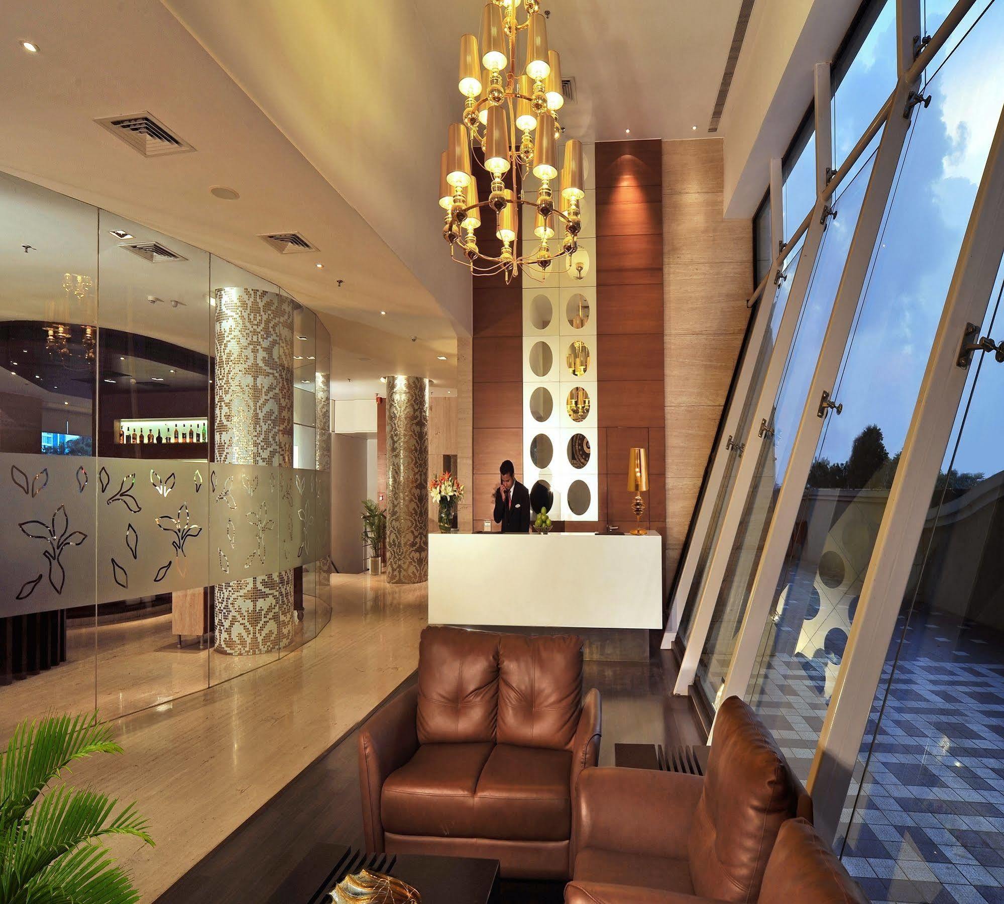 Majestic Court Sarovar Portico Navi Mumbai Exteriör bild