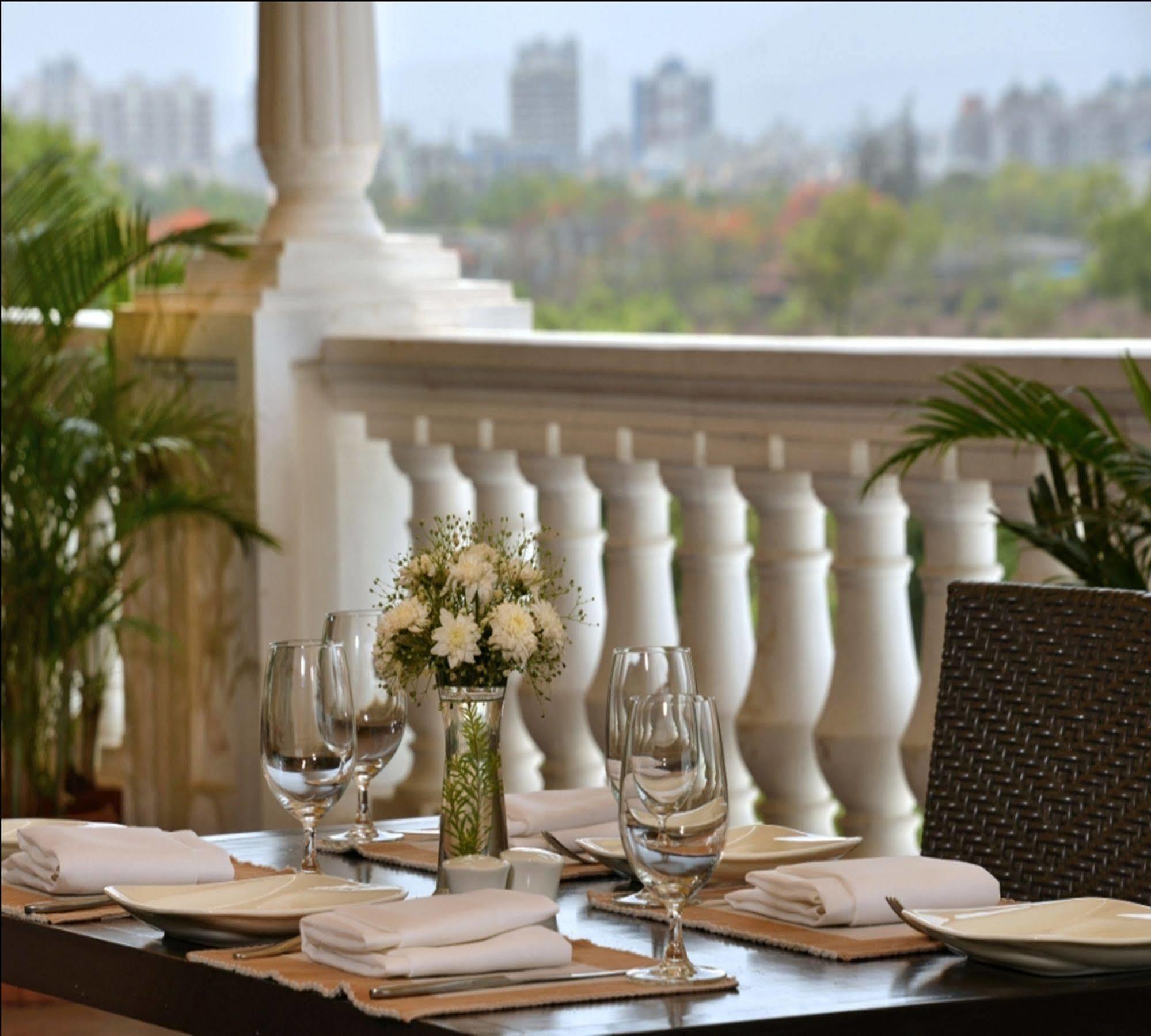 Majestic Court Sarovar Portico Navi Mumbai Exteriör bild