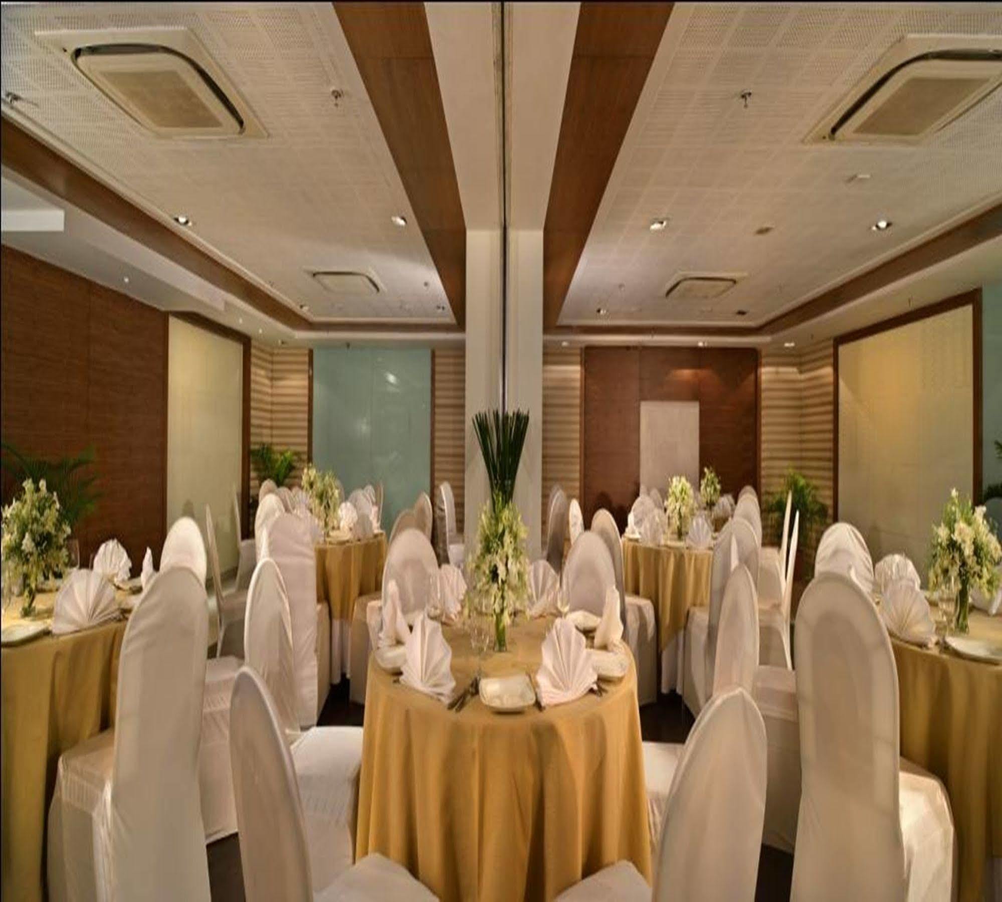 Majestic Court Sarovar Portico Navi Mumbai Exteriör bild