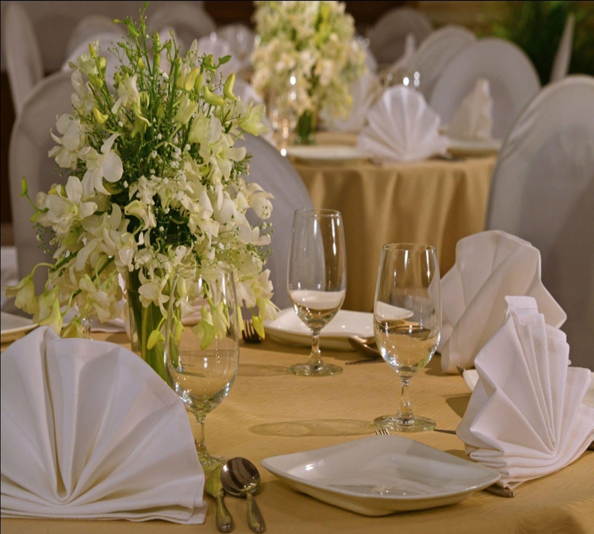 Majestic Court Sarovar Portico Navi Mumbai Exteriör bild